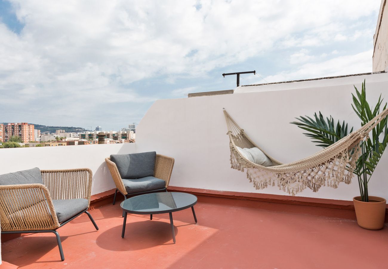 Apartamento em Hospitalet de Llobregat - Urban Chill 2-Bedroom Apartment | Terrace by Olala Homes