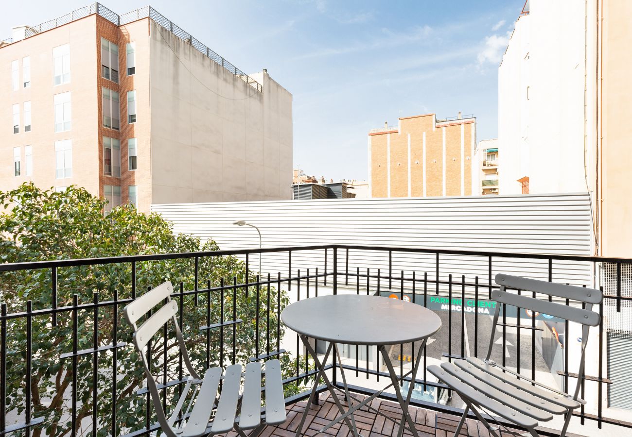 Apartamento em Hospitalet de Llobregat - Urban Chill 3-Bedroom Apartment | Balcony by Olala Homes