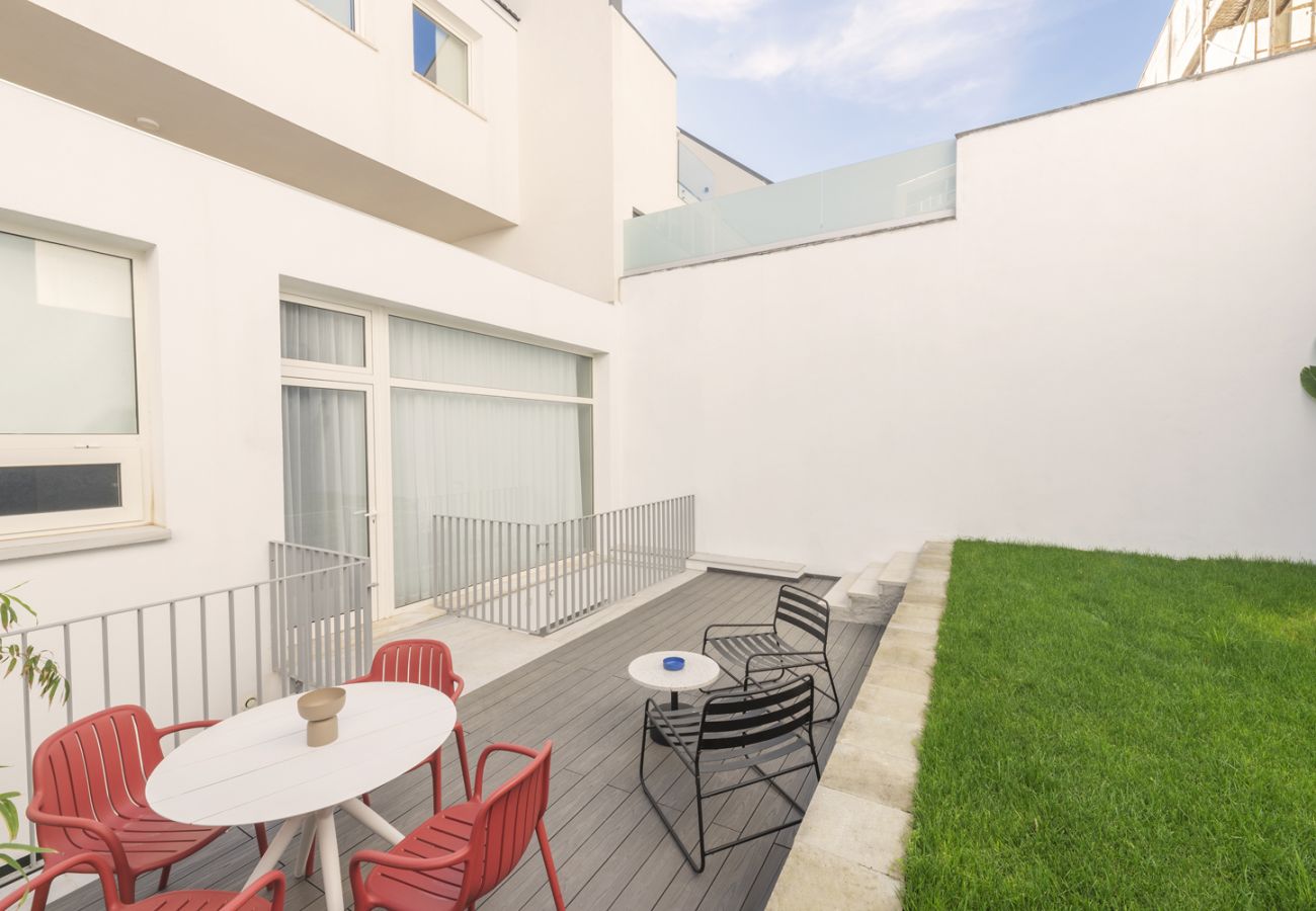 Estúdio em Lisboa - Lisbon Oriente Apartment with Patio (5 guests) by Olala Homes 