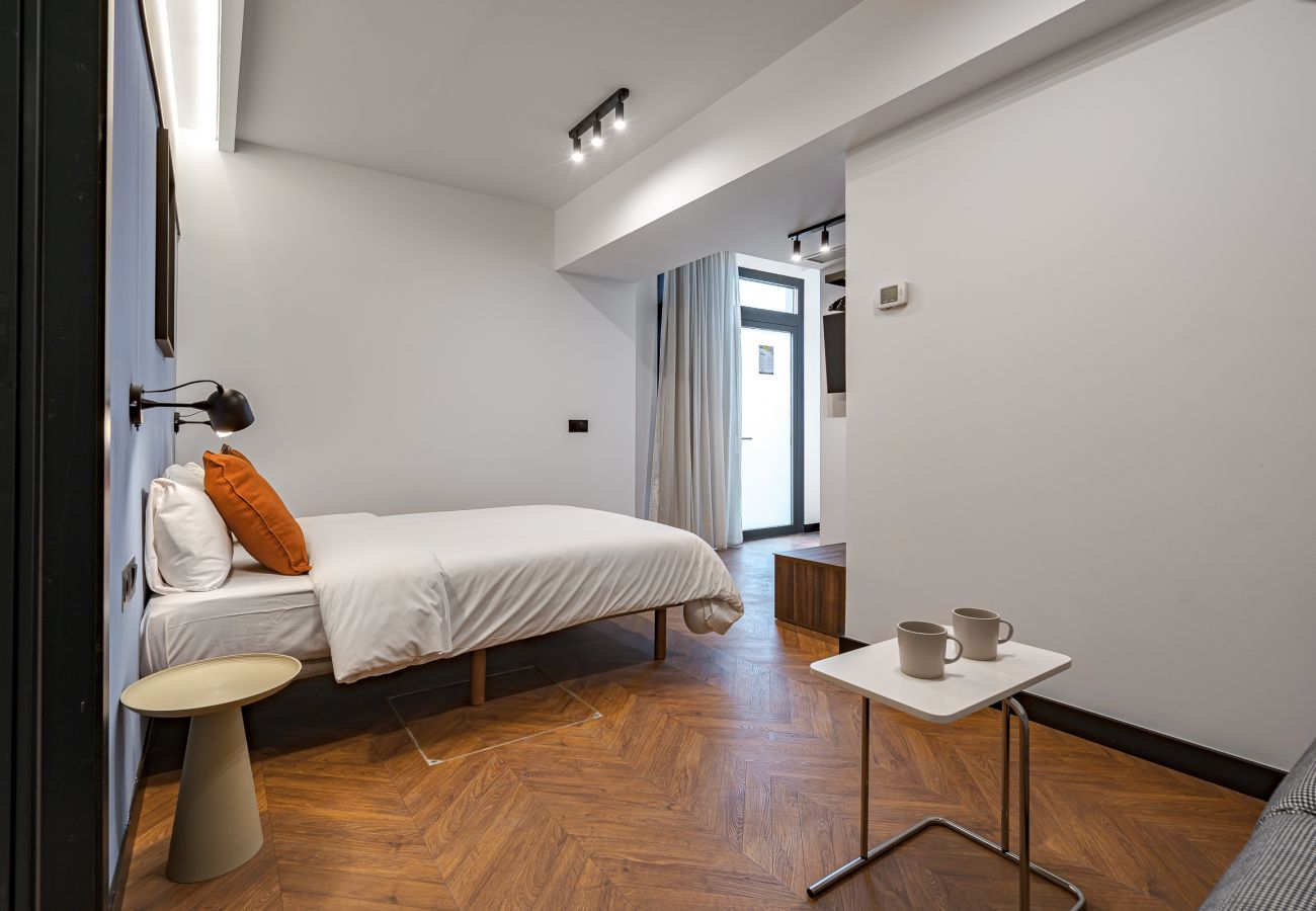 Rent by room in Madrid - Style Suites - Triple Room